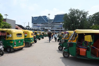 NEW DELHI INDIA 22 AĞUSTOS 2024 Yeni Delhi Tren İstasyonu otomobil sürücülerinin görüntüsü, 22 Ağustos 2024 tarihinde Yeni Delhi Hindistan 'da yapılan otomatik greve rağmen yolcuları alıyor. Fotoğraf: Sonu Mehta Hindistan Times 