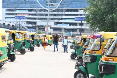 NEW DELHI INDIA - 22 Ağustos 2024 tarihinde Yeni Delhi Hindistan 'da yapılan otomatik greve rağmen Yeni Delhi tren istasyonu otomobil sürücülerinin bir görüntüsü yolcuları alıyor. Fotoğraf: Sonu Mehta Hindistan Times 