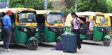 NEW DELHI INDIA 22 AĞUSTOS 2024 Yeni Delhi Tren İstasyonu otomobil sürücülerinin görüntüsü, 22 Ağustos 2024 tarihinde Yeni Delhi Hindistan 'da yapılan otomatik greve rağmen yolcuları alıyor. Fotoğraf: Sonu Mehta Hindistan Times 