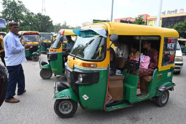 NEW DELHI INDIA 22 AĞUSTOS 2024 Yeni Delhi Tren İstasyonu otomobil sürücülerinin görüntüsü, 22 Ağustos 2024 tarihinde Yeni Delhi Hindistan 'da yapılan otomatik greve rağmen yolcuları alıyor. Fotoğraf: Sonu Mehta Hindistan Times 