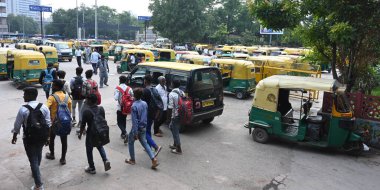 NEW DELHI INDIA 22 AĞUSTOS 2024 Yeni Delhi Tren İstasyonu otomobil sürücülerinin görüntüsü, 22 Ağustos 2024 tarihinde Yeni Delhi Hindistan 'da yapılan otomatik greve rağmen yolcuları alıyor. Fotoğraf: Sonu Mehta Hindistan Times 