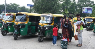 NEW DELHI INDIA 22 AĞUSTOS 2024 Yeni Delhi Tren İstasyonu otomobil sürücülerinin görüntüsü, 22 Ağustos 2024 tarihinde Yeni Delhi Hindistan 'da yapılan otomatik greve rağmen yolcuları alıyor. Fotoğraf: Sonu Mehta Hindistan Times 