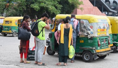 NEW DELHI INDIA 22 AĞUSTOS 2024 Yeni Delhi Tren İstasyonu otomobil sürücülerinin görüntüsü, 22 Ağustos 2024 tarihinde Yeni Delhi Hindistan 'da yapılan otomatik greve rağmen yolcuları alıyor. Fotoğraf: Sonu Mehta Hindistan Times 