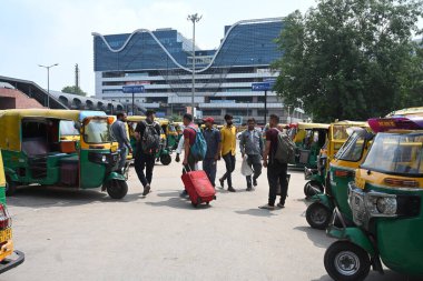 NEW DELHI INDIA 22 AĞUSTOS 2024 Yeni Delhi Tren İstasyonu otomobil sürücülerinin görüntüsü, 22 Ağustos 2024 tarihinde Yeni Delhi Hindistan 'da yapılan otomatik greve rağmen yolcuları alıyor. Fotoğraf: Sonu Mehta Hindistan Times 