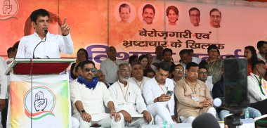 NEW DELHI INDIA 22 AUGSTOS 2024 DPCC başkanı Devender Yadav, Perşembe günü Jantar Mantar 'da Kongre Parti çalışanı ve destekçilerine Hindenburg davasıyla ilgili JPC soruşturmasının kaldırılması talebini protesto etti.