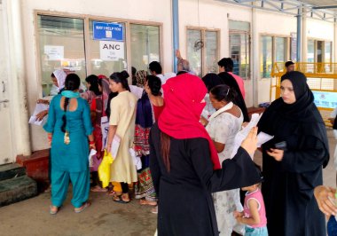 NEW DELHI INDIA 22 AĞUSTOS 2024 Hasta, 11 gün süren protesto grevinde LNJP Hastanesi 'nde kapalı OPD kayıt masası nedeniyle dışarı çıkıyor ve 22 Ağustos' ta Kolkata RG Kar Hastanesi Trajedisi kurbanı için adalet talep ediyor.