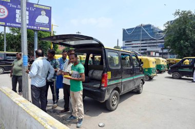 NEW DELHI INDIA 22 AĞUSTOS Yeni Delhi Demiryolu İstasyonu 'nun önünde 22 Ağustos 2024 tarihinde Yeni Delhi Hindistan' da uygulamalı taksi servislerini protesto etmek için otomobil ve taksi şoförleri sendikalarının düzenlediği 2 günlük grev sırasında. Fotoğraf: Sanjeev Verma Hindusta