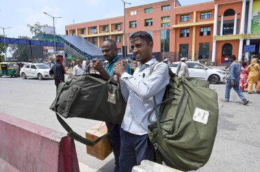 NEW DELHI INDIA 22 AĞUSTOS Yeni Delhi Demiryolu İstasyonu 'nun önünde 22 Ağustos 2024 tarihinde Yeni Delhi Hindistan' da uygulamalı taksi servislerini protesto etmek için otomobil ve taksi şoförleri sendikalarının düzenlediği 2 günlük grev sırasında. Fotoğraf: Sanjeev Verma Hindusta