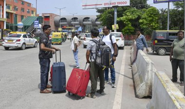 NEW DELHI INDIA 22 AĞUSTOS Yeni Delhi Demiryolu İstasyonu 'nun önünde 22 Ağustos 2024 tarihinde Yeni Delhi Hindistan' da uygulamalı taksi servislerini protesto etmek için otomobil ve taksi şoförleri sendikalarının düzenlediği 2 günlük grev sırasında. Fotoğraf: Sanjeev Verma Hindusta