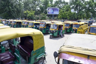 NEW DELHI INDIA 22 AĞUSTOS 2024 Taksi ve otomobil tribünleri Yeni Delhi Demiryolu İstasyonu 'nun önünde 22 Ağustos 2024' te Yeni Delhi Hindistan 'da uygulamalı taksi servislerini protesto etmek için otomobil ve taksi şoförleri sendikalarının düzenlediği 2 günlük grev sırasında park halindeler. Pho.