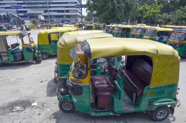 NEW DELHI INDIA 22 AĞUSTOS 2024 Taksi ve otomobil tribünleri Yeni Delhi Demiryolu İstasyonu 'nun önünde 22 Ağustos 2024' te Yeni Delhi Hindistan 'da uygulamalı taksi servislerini protesto etmek için otomobil ve taksi şoförleri sendikalarının düzenlediği 2 günlük grev sırasında park halindeler. Pho.