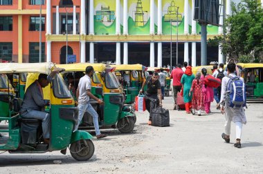 NEW DELHI INDIA 22 AĞUSTOS Yeni Delhi Demiryolu İstasyonu 'nun önünde 22 Ağustos 2024 tarihinde Yeni Delhi Hindistan' da uygulamalı taksi servislerini protesto etmek için otomobil ve taksi şoförleri sendikalarının düzenlediği 2 günlük grev sırasında. Fotoğraf: Sanjeev Verma Hindusta