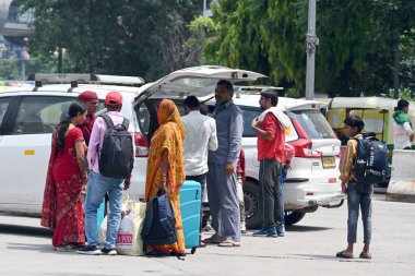 NEW DELHI INDIA 22 AĞUSTOS Yeni Delhi Demiryolu İstasyonu 'nun önünde 22 Ağustos 2024 tarihinde Yeni Delhi Hindistan' da uygulamalı taksi servislerini protesto etmek için otomobil ve taksi şoförleri sendikalarının düzenlediği 2 günlük grev sırasında. Fotoğraf: Sanjeev Verma Hindusta