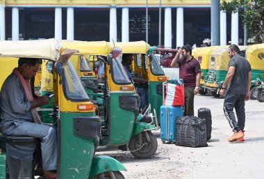 NEW DELHI INDIA 22 AĞUSTOS Yeni Delhi Demiryolu İstasyonu 'nun önünde 22 Ağustos 2024 tarihinde Yeni Delhi Hindistan' da uygulamalı taksi servislerini protesto etmek için otomobil ve taksi şoförleri sendikalarının düzenlediği 2 günlük grev sırasında. Fotoğraf: Sanjeev Verma Hindusta