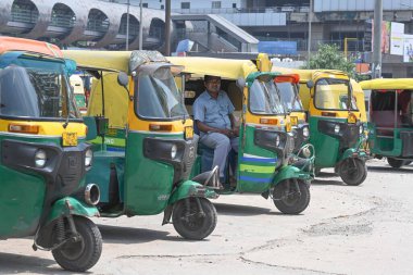 NEW DELHI INDIA 22 AĞUSTOS 2024 Taksi ve otomobil tribünleri Yeni Delhi Demiryolu İstasyonu 'nun önünde 22 Ağustos 2024' te Yeni Delhi Hindistan 'da uygulamalı taksi servislerini protesto etmek için otomobil ve taksi şoförleri sendikalarının düzenlediği 2 günlük grev sırasında park halindeler. Pho.