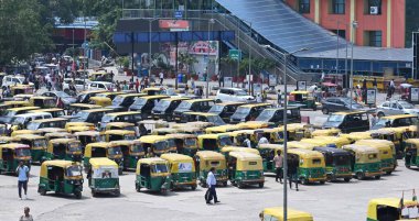 NEW DELHI INDIA 22 AĞUSTOS 2024 Taksi ve otomobil tribünleri Yeni Delhi Demiryolu İstasyonu 'nun önünde 22 Ağustos 2024' te Yeni Delhi Hindistan 'da uygulamalı taksi servislerini protesto etmek için otomobil ve taksi şoförleri sendikalarının düzenlediği 2 günlük grev sırasında park halindeler. Pho.