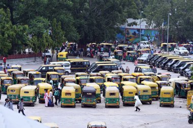 NEW DELHI INDIA 22 AĞUSTOS 2024 Taksi ve otomobil tribünleri Yeni Delhi Demiryolu İstasyonu 'nun önünde 22 Ağustos 2024' te Yeni Delhi Hindistan 'da uygulamalı taksi servislerini protesto etmek için otomobil ve taksi şoförleri sendikalarının düzenlediği 2 günlük grev sırasında park halindeler. Pho.