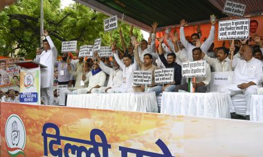 NEW DELHI INDIA 22 AĞUSTOS 22 AĞ24 Delhi Kongre Başkanı Devender Yadav ve parti liderleri Kanhaiya Kumar Udit Raj ve diğerlerinin SEBI başkanı Madhabi Buch 'un Jantar Mantar' daki istifasını talep ettikleri bir Dharna sırasında 