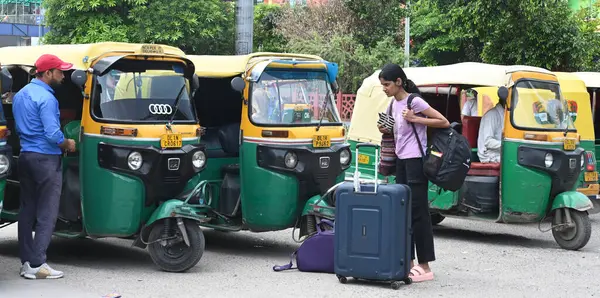 NEW DELHI INDIA 22 AĞUSTOS 2024 Yeni Delhi Tren İstasyonu otomobil sürücülerinin görüntüsü, 22 Ağustos 2024 tarihinde Yeni Delhi Hindistan 'da yapılan otomatik greve rağmen yolcuları alıyor. Fotoğraf: Sonu Mehta Hindistan Times 