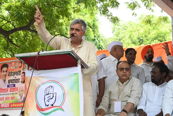 stock image NEW DELHI INDIA AUGUST 22 2024 Congress Leader and ex- MP Sandeep Dikshit addressing congress party worker and supporters the Congress party on Thursday protested at Jantar Mantar on the issues of the demand for a JPC probe into the Hindenburg case t