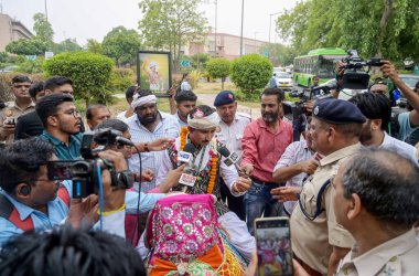 YENİ DELHI INDIA 25 HAZİRAN 2024 Bharat Adivasi Parti Milletvekili Banswara Rajkumar Roat, yemin töreni için 18. Lok Sabha 'nın açılış oturumunda deveye bindi ancak polis Ju' daki parlamentoya ulaşmadan önce onu durdurdu.