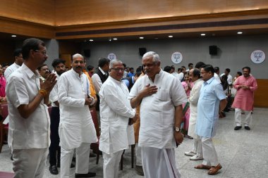 NEW DELHI INDIA 25 Haziran 2024 BJP Genel Sekreteri BL Santhosh BJP Ulusal Başkanı JP Nadda, BJP liderlerine ve işçilerine 1975 yılında Kongre Partisi tarafından BJP Genel Merkezi 'nde uygulanan OHAL' e seslendi.