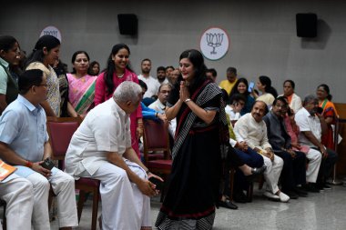 NEW DELHI INDIA 25 Haziran 2024 BJP Milletvekili Bansuri Swaraj BJP Ulusal Başkanı JP Nadda, BJP liderlerine ve işçilerine 1975 yılında Kongre Partisi tarafından Yeni Delhi 'deki BJP Genel Merkezi' nde uygulanan OHAL 'e 25 Haziran 2024 tarihinde seslendi.