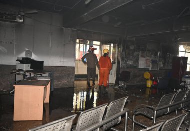 NEW DELHI INDIA 25 HAZİRAN 2024 İtfaiye yetkilileri 25 Haziran 2024 'te Safdarjung hastanesindeki yangını kontrol etmeye çalışıyorlar. Yeni Delhi Hindistan Fotoğrafı: Sonu Mehta Hindustan Times