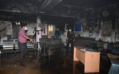 NEW DELHI INDIA 25 HAZİRAN 2024 İtfaiye yetkilileri 25 Haziran 2024 'te Safdarjung hastanesindeki yangını kontrol etmeye çalışıyorlar. Yeni Delhi Hindistan Fotoğrafı: Sonu Mehta Hindustan Times