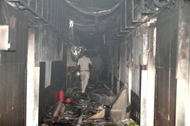 NEW DELHI INDIA 25 HAZİRAN 2024 İtfaiye yetkilileri 25 Haziran 2024 'te Safdarjung hastanesindeki yangını kontrol etmeye çalışıyorlar. Yeni Delhi Hindistan Fotoğrafı: Sonu Mehta Hindustan Times