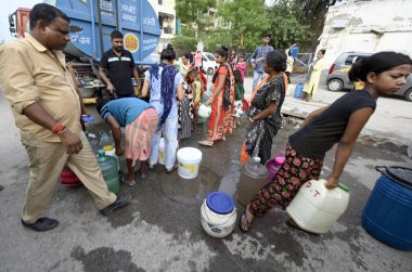 NEW DELHI INDIA 25 HAZİRAN 2024 Delhi Hükümeti 'nin ikmal tankerinden su dolduran insanlar 25 Haziran 2024' te Yeni Ashok Nagar bölgesinde yüksek sıcaklık dalgası sırasında Sanjeev Verma Hindustan Times