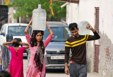 NEW DELHI INDIA 25 HAZİRAN 2024 Delhi Hükümeti 'nin ikmal tankerinden su dolduran insanlar 25 Haziran 2024' te Yeni Ashok Nagar bölgesinde yüksek sıcaklık dalgası sırasında Sanjeev Verma Hindustan Times