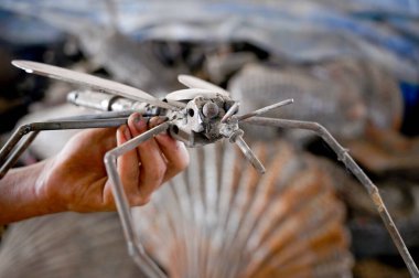 NOIDA INDIA 25 HAZİRAN 2024 Atıklar için çöplerden 300 küçük ve büyük hayvan figürü yapmak üzere Noida Mahamaya üstgeçişi altında 25 Haziran 2024 Noida Hindistan 'da Sunil Ghosh Hindustan Times