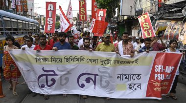 KOLKATA INDIA 25 Haziran 2024 Sol Öğrenci Örgütleri Destekçileri, 25 Haziran 2024 'te Samir Jana Hindustan Times tarafından Kolkata Hindistan' da yapılan 25 Haziran 2024 'de NEET ve UGCNET sınavında hile yapıldığı iddialarına karşı Şyambazar' dan Kolej caddesine protesto yürüyüşü düzenledi.