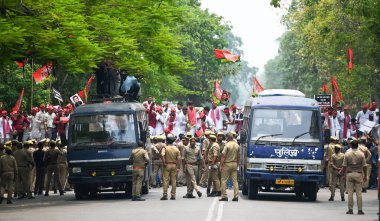 LUCKnow INDIA 25 Haziran 2024 Samajwadi Partisi çalışanları, 25 Haziran 2024 'te Lucknow India Fotoğrafı' nda Deepak Gupta Hindustan Times tarafından Akhilesh Yadav 'ın evi yakınlarındaki NEET sayısını protesto etti.