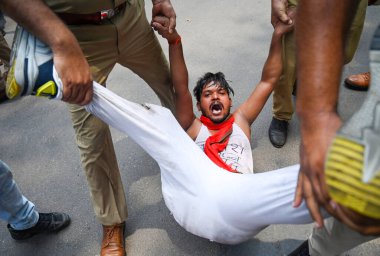 LUCKnow INDIA 25 Haziran 2024 Samajwadi Partisi çalışanları, 25 Haziran 2024 'te Lucknow India Fotoğrafı' nda Deepak Gupta Hindustan Times tarafından Akhilesh Yadav 'ın evi yakınlarındaki NEET sayısını protesto etti.