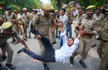 LUCKnow INDIA 25 Haziran 2024 Samajwadi Partisi çalışanları, 25 Haziran 2024 'te Lucknow India Fotoğrafı' nda Deepak Gupta Hindustan Times tarafından Akhilesh Yadav 'ın evi yakınlarındaki NEET sayısını protesto etti.