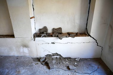 25 Haziran 2024 'te SRINAGAR INDIA Rainawari bölgesinde 25 Haziran 2024' te batan bir arazide hasar gören bir ev Srinagar Hindistan 'da, Srinagar' ın Rainawari bölgesinde Waseem Andr tarafından batan bir arazi kazasında en az altı ev hasar gördü.