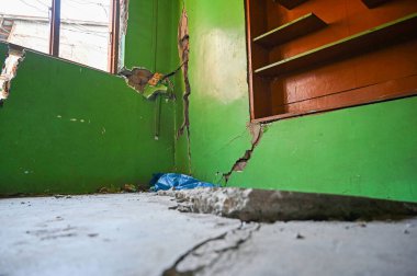 25 Haziran 2024 'te SRINAGAR INDIA Rainawari bölgesinde 25 Haziran 2024' te batan bir arazide hasar gören bir ev Srinagar Hindistan 'da, Srinagar' ın Rainawari bölgesinde Waseem Andr tarafından batan bir arazi kazasında en az altı ev hasar gördü.