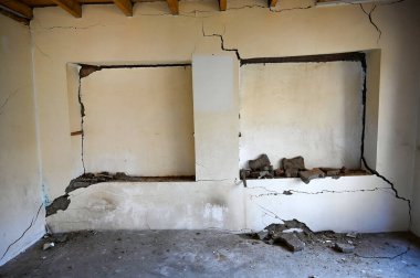 25 Haziran 2024 'te SRINAGAR INDIA Rainawari bölgesinde 25 Haziran 2024' te batan bir arazide hasar gören bir ev Srinagar Hindistan 'da, Srinagar' ın Rainawari bölgesinde Waseem Andr tarafından batan bir arazi kazasında en az altı ev hasar gördü.