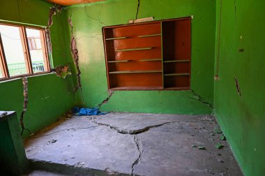 25 Haziran 2024 'te SRINAGAR INDIA Rainawari bölgesinde 25 Haziran 2024' te batan bir arazide hasar gören bir ev Srinagar Hindistan 'da, Srinagar' ın Rainawari bölgesinde Waseem Andr tarafından batan bir arazi kazasında en az altı ev hasar gördü.