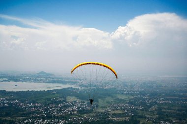 SRINAGAR INDIA 25 Haziran 2024 Turistler 24 Haziran 2024 tarihinde Srinagar Hindistan 'ın varoşlarında Waseem Andrabi Hindustan Times tarafından çekilmiştir.