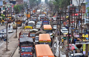 GHAZIABAD INDIA 27 Haziran 2024 Lal Kuan yolu üzerindeki yağmur nedeniyle yoğun trafik sıkışıklığı nedeniyle Hindistan Meteoroloji Bölümü IMD Hindistan 'ın kuzeybatı Hindistan' ın büyük kesimlerinde muson yağmurlarının geleceğini öngördü.