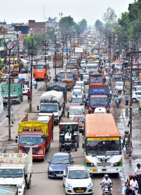 GHAZIABAD INDIA 27 Haziran 2024 Lal Kuan yolu üzerindeki yağmur nedeniyle yoğun trafik sıkışıklığı nedeniyle Hindistan Meteoroloji Bölümü IMD Hindistan 'ın kuzeybatı Hindistan' ın büyük kesimlerinde muson yağmurlarının geleceğini öngördü.