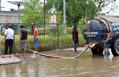 GHAZIABAD INDIA 27 Haziran 2024 Waterlogging, 27 Haziran 2024 tarihinde Ghaziabad Hindistan 'da şiddetli yağmur büyümesinden sonra büyük Lal Kuan kavşağında galip geldi Hindistan Meteoroloji Bölümü IMD, kuzeybatının büyük bölümlerinde muson yağmurlarının geleceğini öngördü.