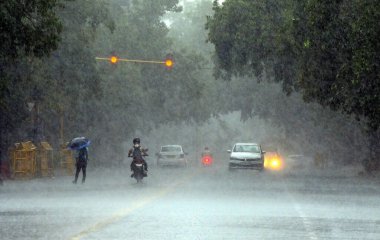 YENİ DELHI INDIA 27 HAZİRAN 2024 Hindistan Kapısı yakınlarında 27 Haziran 2024 tarihinde Hindistan Meteoroloji Bölümü IMD 'nin öngördüğü üzere Hindistan' ın kuzeybatı kesiminde önümüzdeki üç ila dört gün boyunca muson yağmurları bekleniyor.