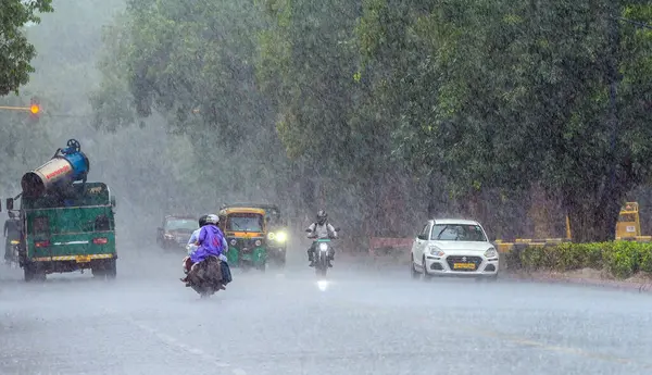 YENİ DELHI INDIA 27 HAZİRAN 2024 Hindistan Kapısı yakınlarında 27 Haziran 2024 tarihinde Hindistan Meteoroloji Bölümü IMD 'nin öngördüğü üzere Hindistan' ın kuzeybatı kesiminde önümüzdeki üç ila dört gün boyunca muson yağmurları bekleniyor.