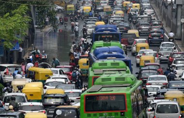 NEW DELHI INDIA HAZİRAN 27 HAZİRAN 2024 ITO 'da 27 Haziran 2024' te Yeni Delhi Hindistan 'da sabah yağmurundan sonra sular altında kaldıktan sonra Hindistan Meteoroloji Bölümü IMD, Hindistan' ın kuzeybatısındaki büyük bölgelerde muson yağmurlarının geleceğini öngördü.