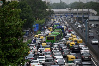 NEW DELHI INDIA HAZİRAN 27 HAZİRAN 2024 ITO 'da 27 Haziran 2024' te Yeni Delhi Hindistan 'da sabah yağmurundan sonra sular altında kaldıktan sonra Hindistan Meteoroloji Bölümü IMD, Hindistan' ın kuzeybatısındaki büyük bölgelerde muson yağmurlarının geleceğini öngördü.