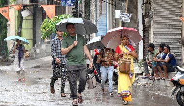 NEW DELHI INDIA 27 HAZİRAN 2024 Gandhi Nagar bölgesinde 27 Haziran 2024 sabahı sağanak yağış sırasında Hindistan Meteoroloji Bölümü IMD Hindistan 'ın kuzeybatısındaki büyük bölgelerde muson yağmurlarının geleceğini öngördü.